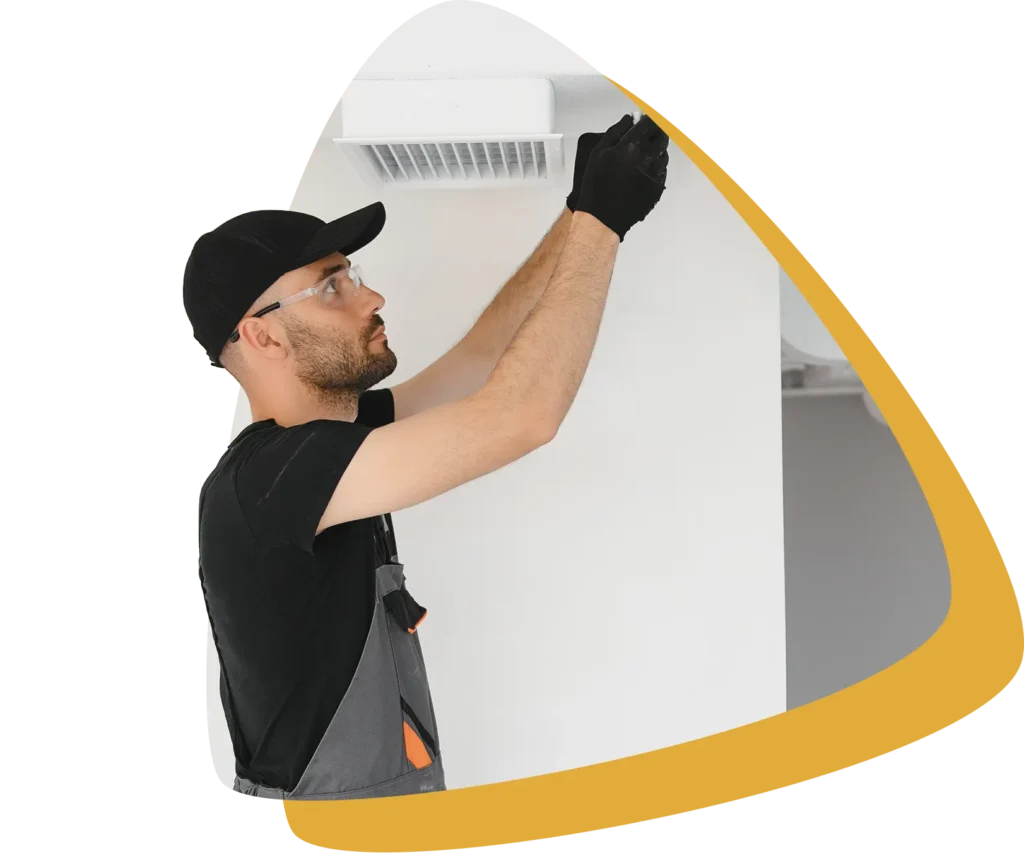 tecnico instalando ventilacion controlada en hogar